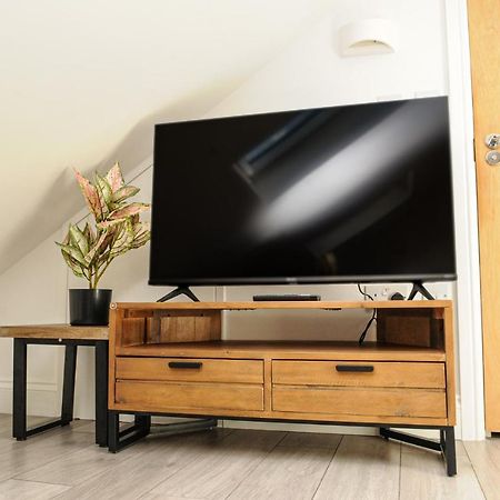 Luxury 5 Star London Apartment - Parking, Garden, Nr Greater London Metro Stations Exterior foto