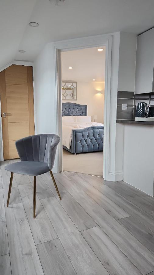 Luxury 5 Star London Apartment - Parking, Garden, Nr Greater London Metro Stations Exterior foto