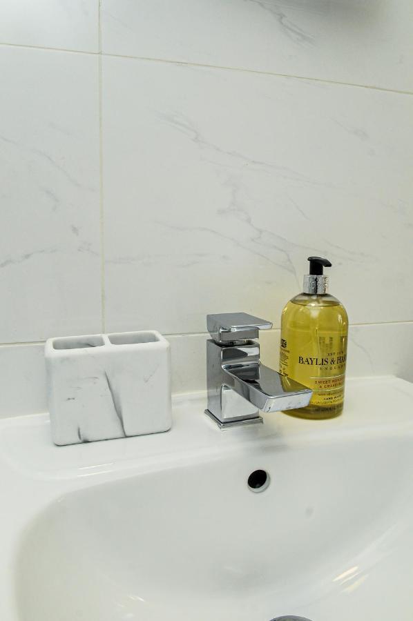 Luxury 5 Star London Apartment - Parking, Garden, Nr Greater London Metro Stations Exterior foto