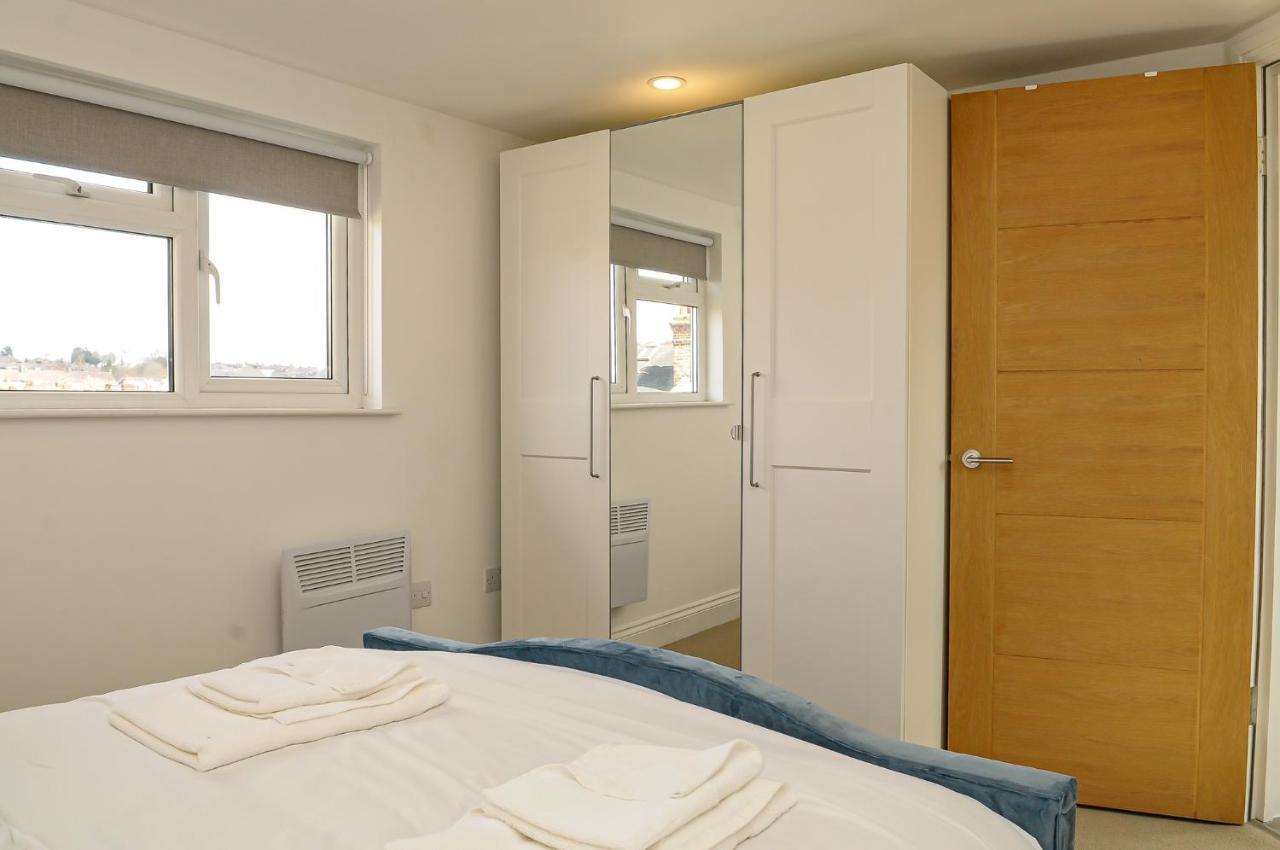 Luxury 5 Star London Apartment - Parking, Garden, Nr Greater London Metro Stations Exterior foto