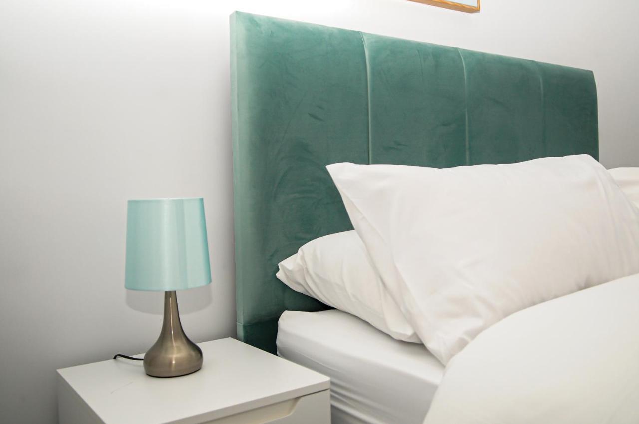 Luxury 5 Star London Apartment - Parking, Garden, Nr Greater London Metro Stations Exterior foto