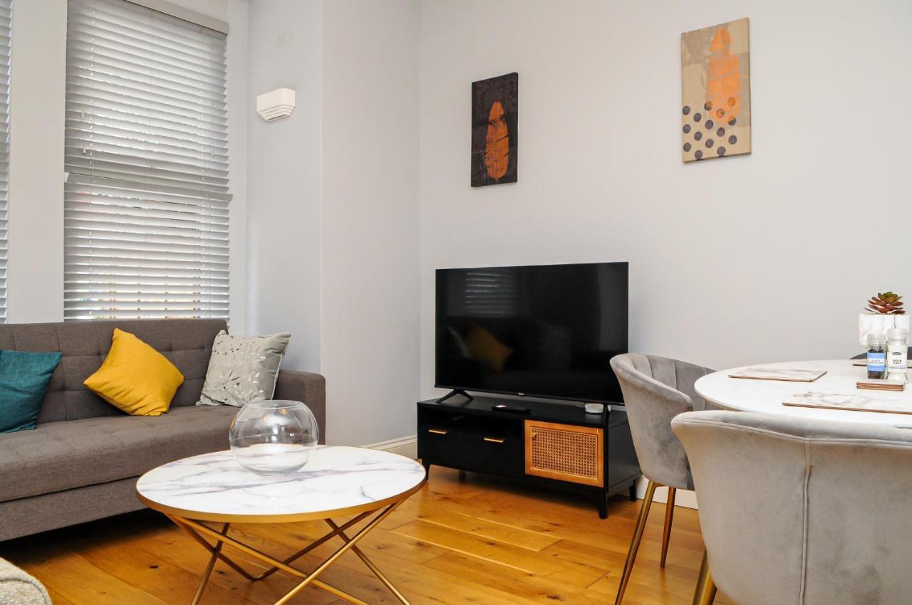 Luxury 5 Star London Apartment - Parking, Garden, Nr Greater London Metro Stations Exterior foto