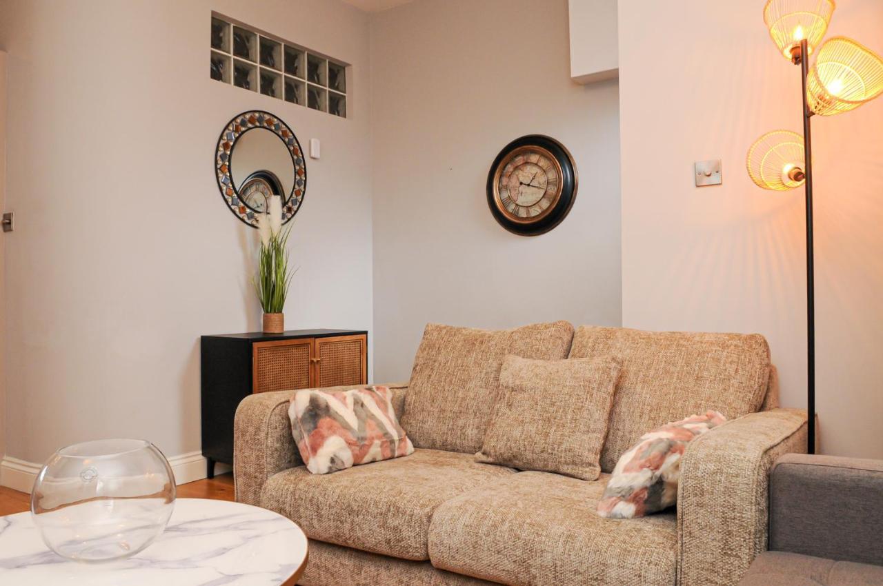 Luxury 5 Star London Apartment - Parking, Garden, Nr Greater London Metro Stations Exterior foto