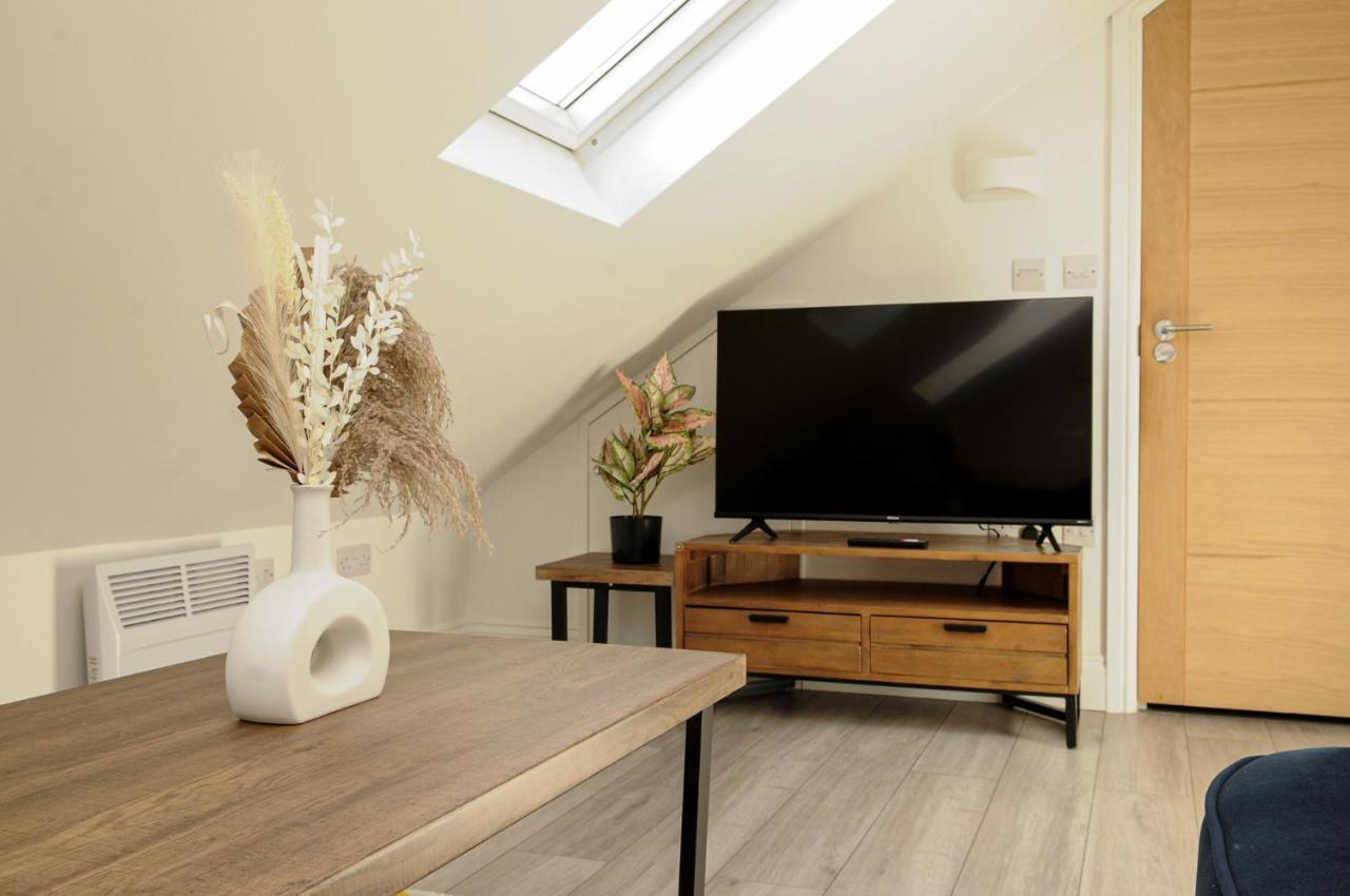 Luxury 5 Star London Apartment - Parking, Garden, Nr Greater London Metro Stations Exterior foto
