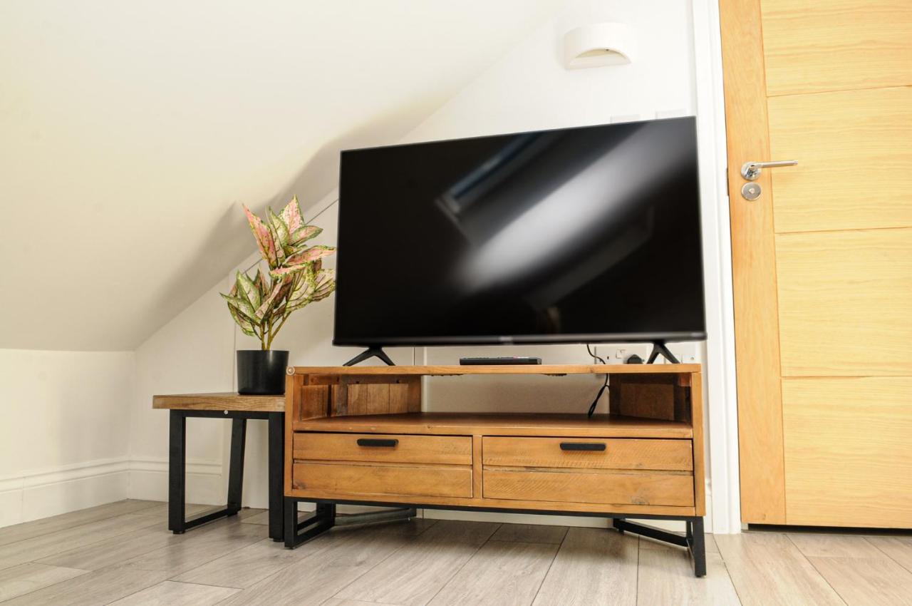 Luxury 5 Star London Apartment - Parking, Garden, Nr Greater London Metro Stations Exterior foto