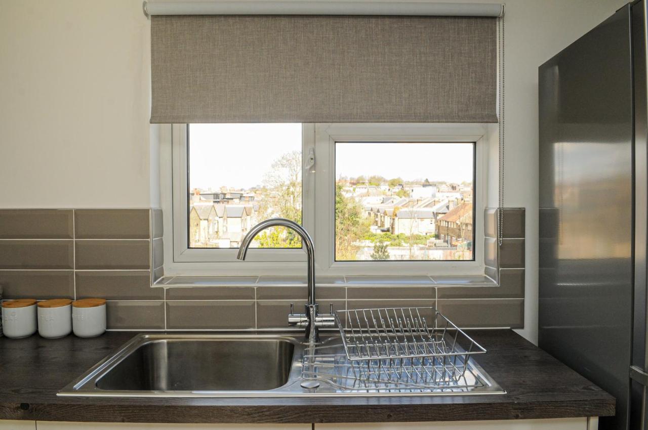 Luxury 5 Star London Apartment - Parking, Garden, Nr Greater London Metro Stations Exterior foto