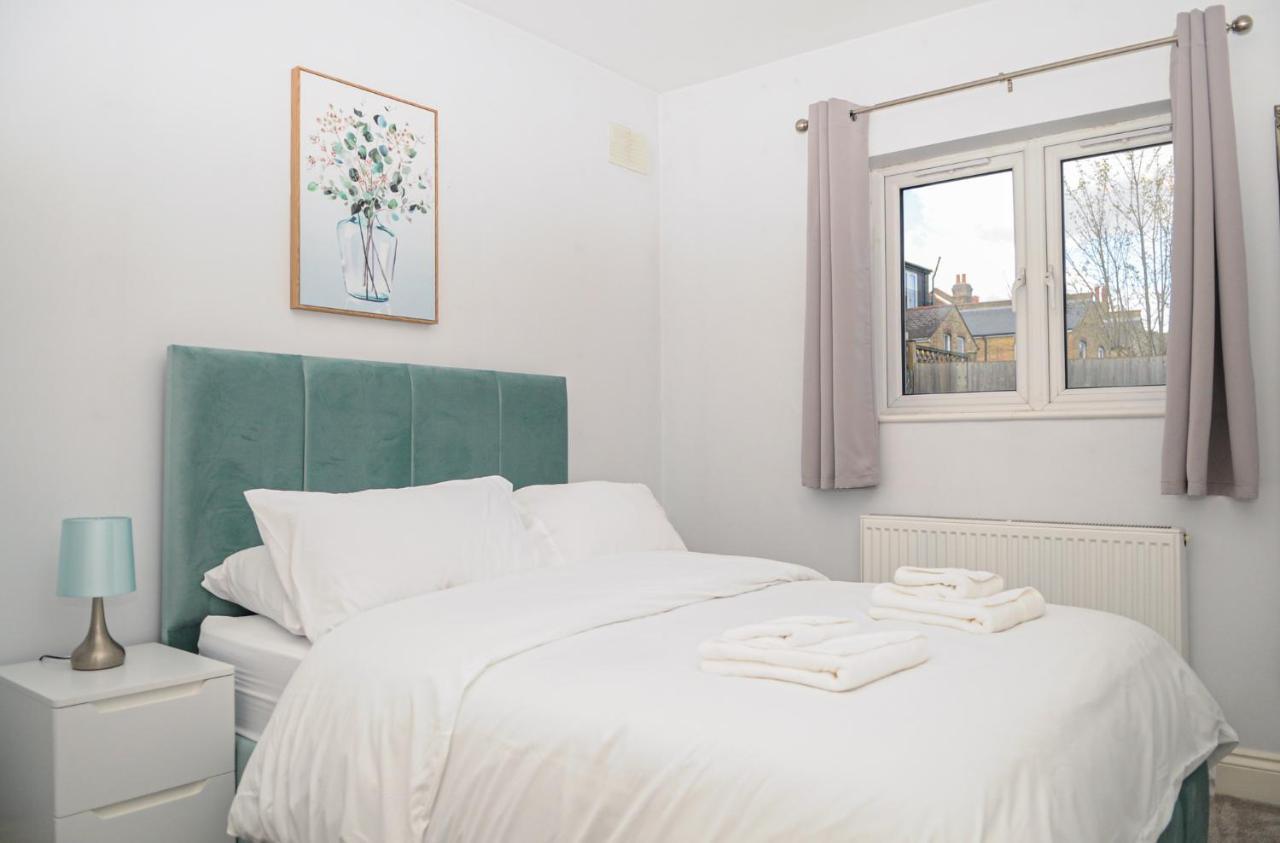 Luxury 5 Star London Apartment - Parking, Garden, Nr Greater London Metro Stations Exterior foto