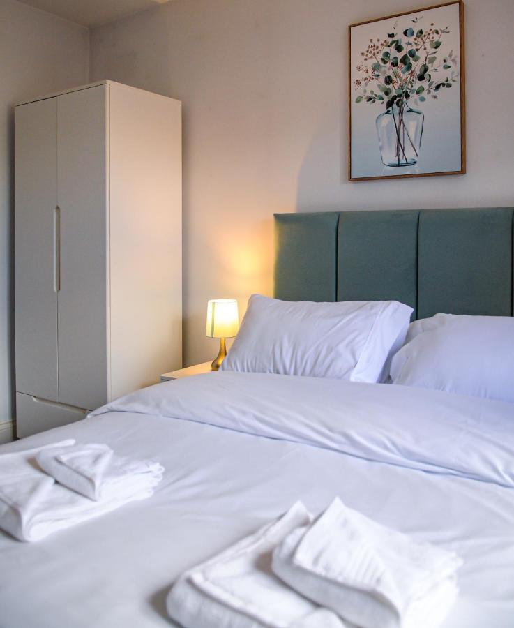 Luxury 5 Star London Apartment - Parking, Garden, Nr Greater London Metro Stations Exterior foto