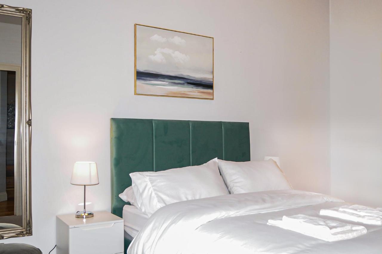 Luxury 5 Star London Apartment - Parking, Garden, Nr Greater London Metro Stations Exterior foto