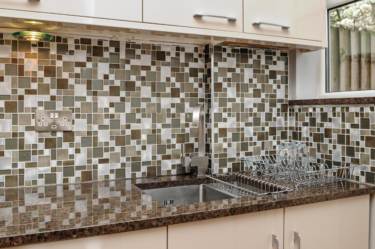 Luxury 5 Star London Apartment - Parking, Garden, Nr Greater London Metro Stations Exterior foto