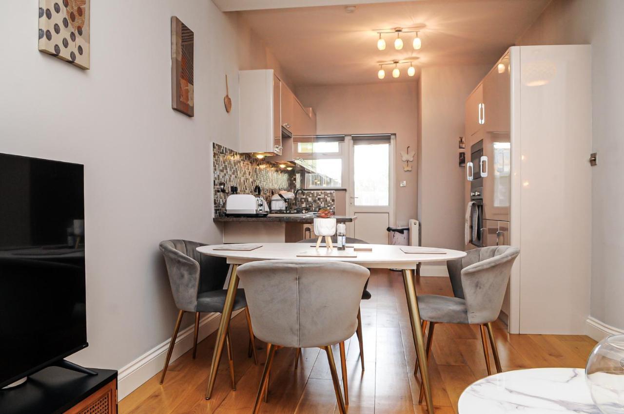 Luxury 5 Star London Apartment - Parking, Garden, Nr Greater London Metro Stations Exterior foto