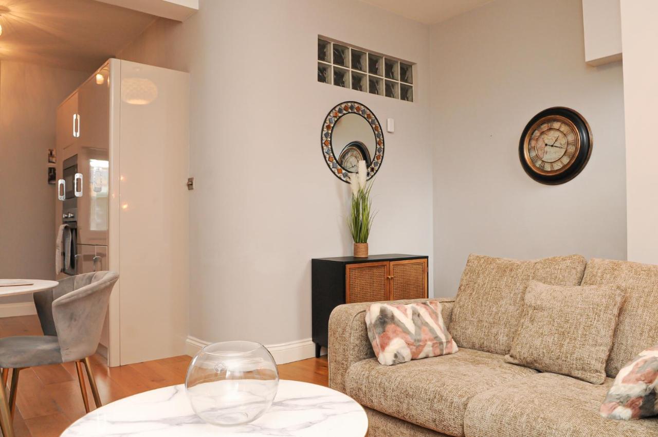 Luxury 5 Star London Apartment - Parking, Garden, Nr Greater London Metro Stations Exterior foto